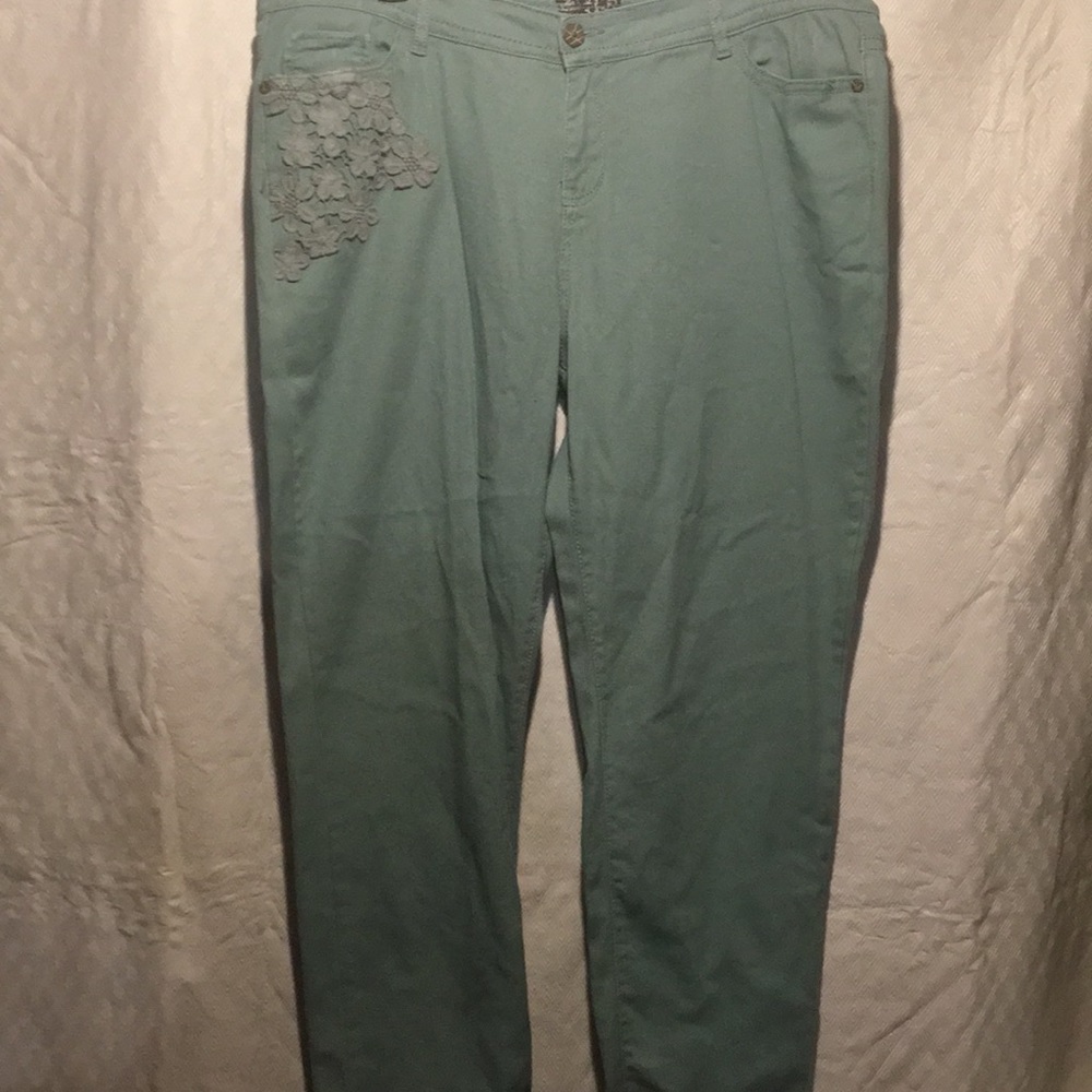 Jeans with flower appliqué